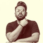 دانلود آهنگ تو صورتت قشنگه ولی دلت باهام میجنگه محمد لطفی