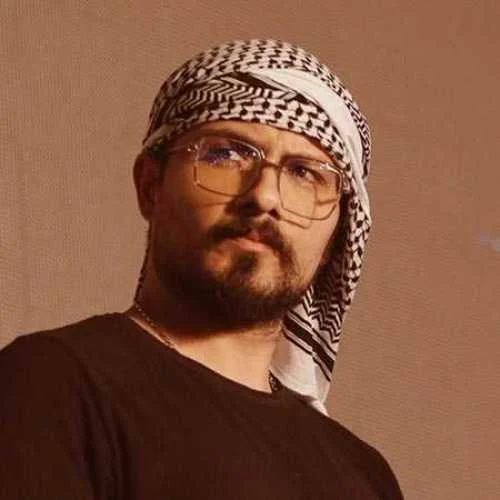 دانلود آهنگ کجاست اون غریبه که به جمعمون اضافه شد مجال