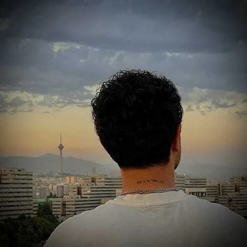 دانلود آهنگ من میمونم تا ببینم همه چی درست میشه حسین پارسا